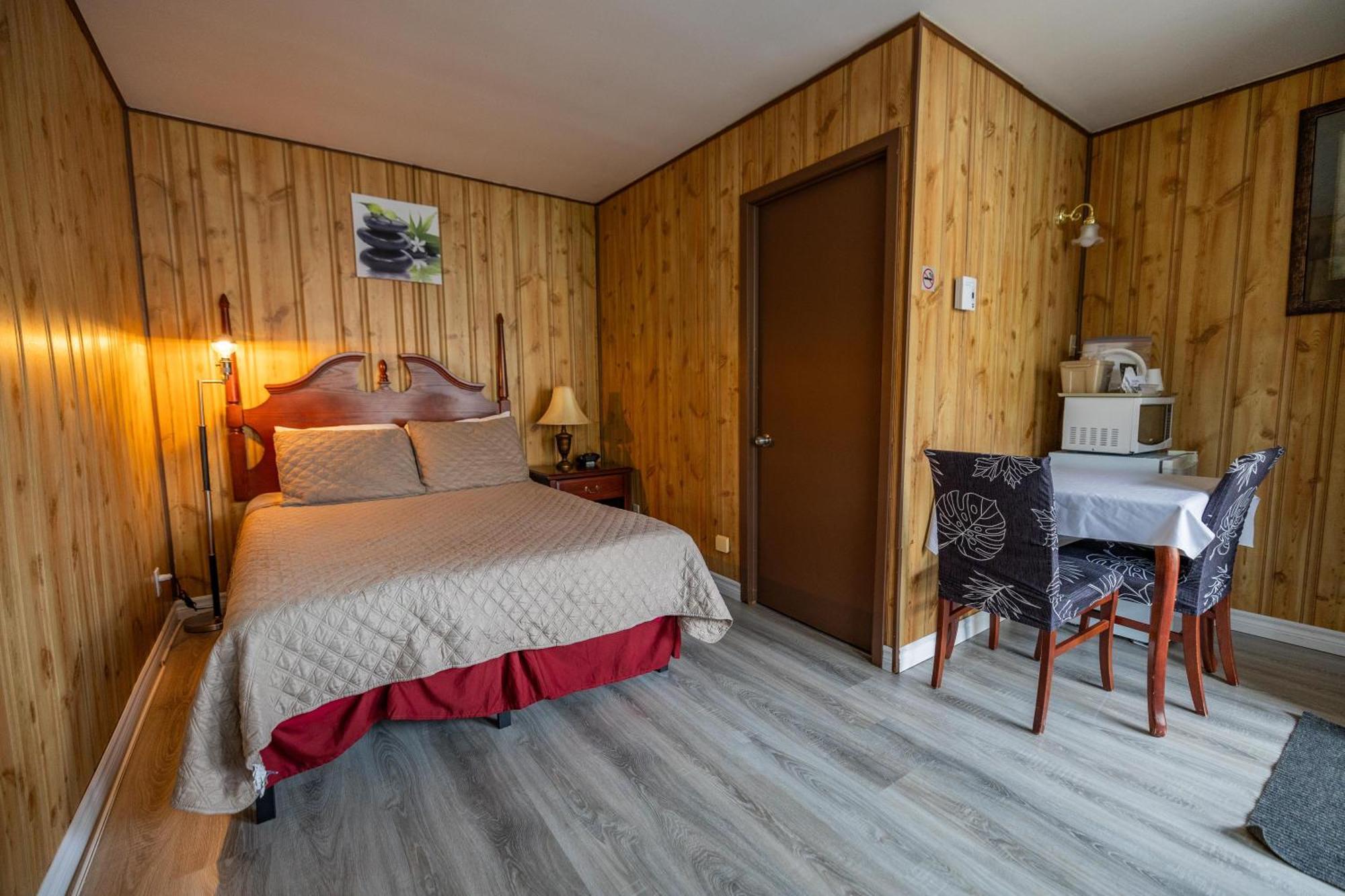 Motel Deblois Sainte-Anne-de-Beaupré Екстериор снимка