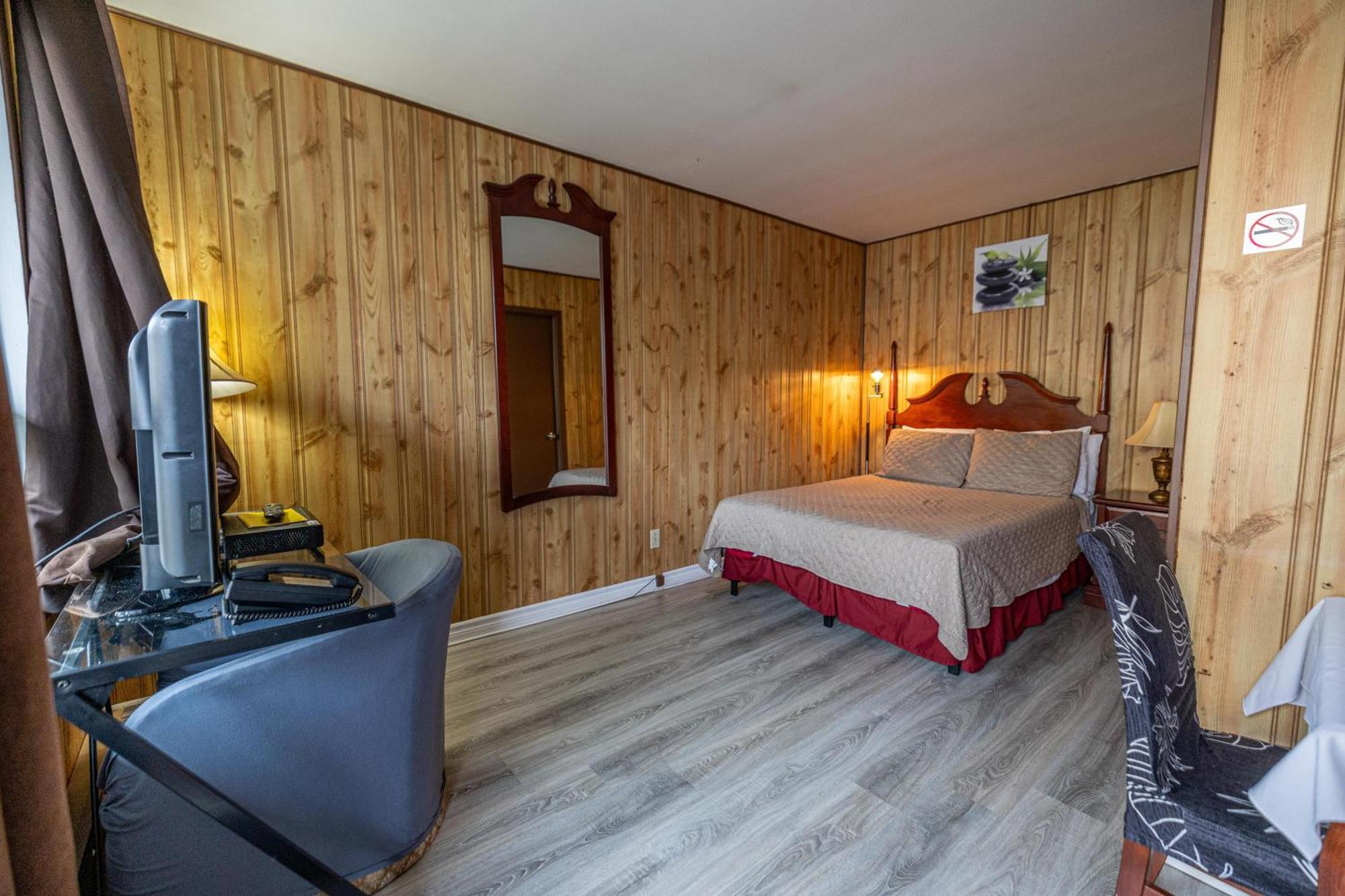 Motel Deblois Sainte-Anne-de-Beaupré Екстериор снимка